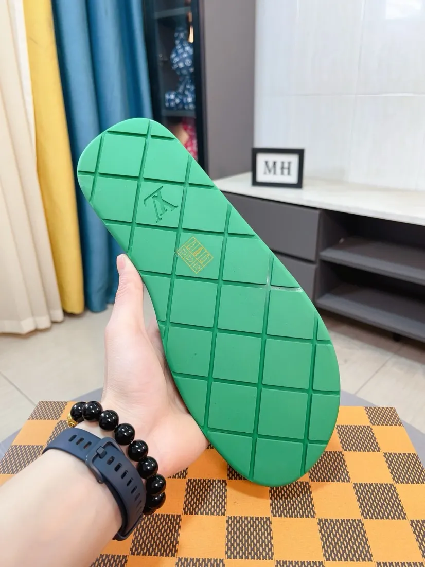 Men's shoes 💰340🌹🌹 (lv-Louis Vuitton) New men's slippers, high-end boutique, exquisite embossed logo decoration on the upper, fine workmanship, super soft soles, casual, loose and comfortable, a must-have in summer! \nsize：38-44